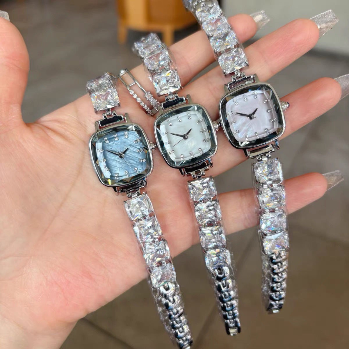 Fully-jewelled Quartz Small Golden Spike Small Square Plate Watch