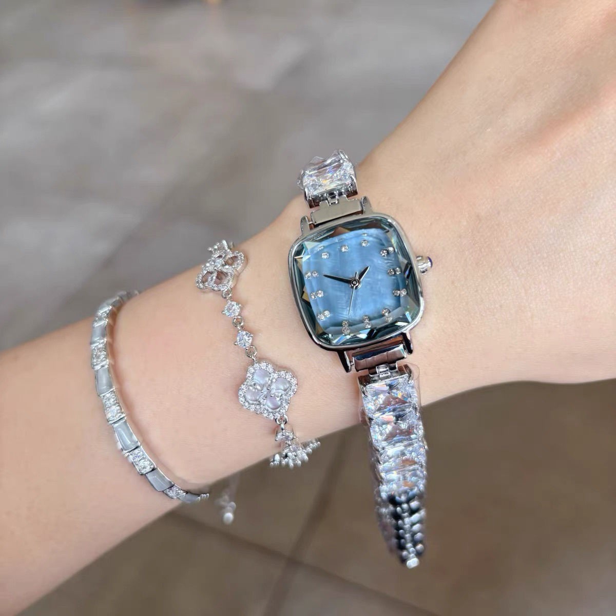 Fully-jewelled Quartz Small Golden Spike Small Square Plate Watch